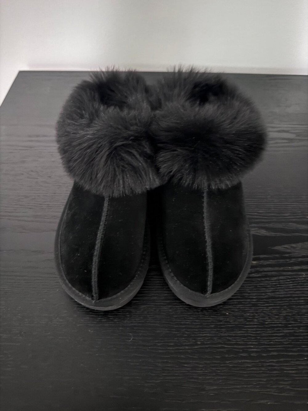 Australia Luxe Collective Cozy Black Suede Slippers w/Plush Faux-Fur, Size 6